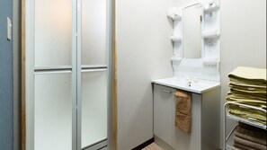 Huis | Badkamer | Een aparte badkuip en douche, gratis toiletartikelen, een haardroger