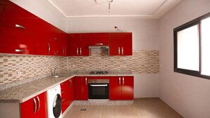 Apartamento superior | Cocina privada | Frigorífico grande, horno y utensilios de cocina
