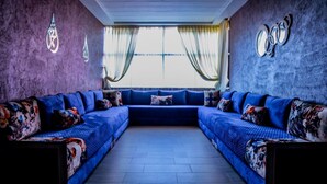 Apartamento superior | Zona de estar | Una Smart TV