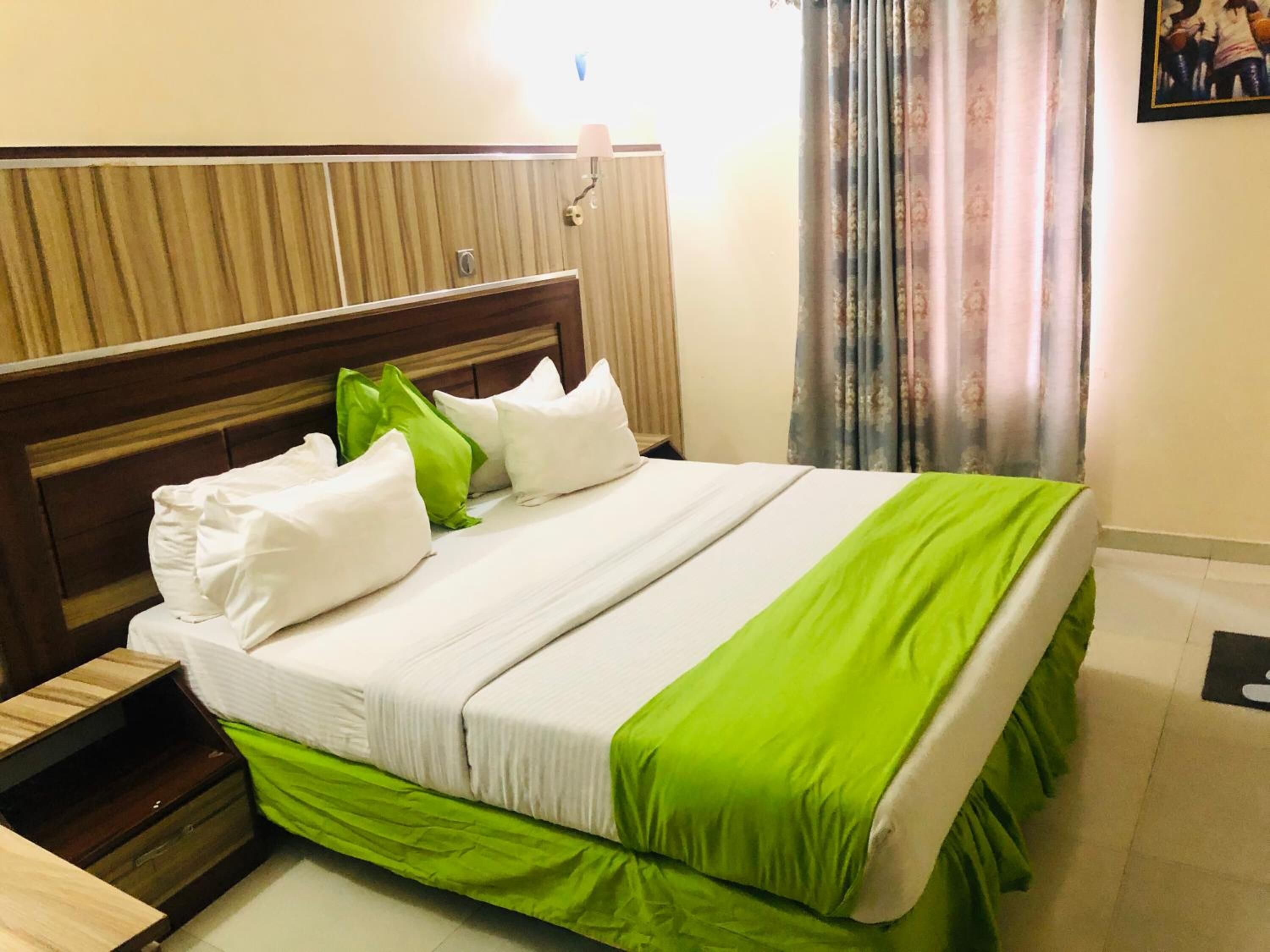 Minibar, escritorio, wifi gratis y ropa de cama 