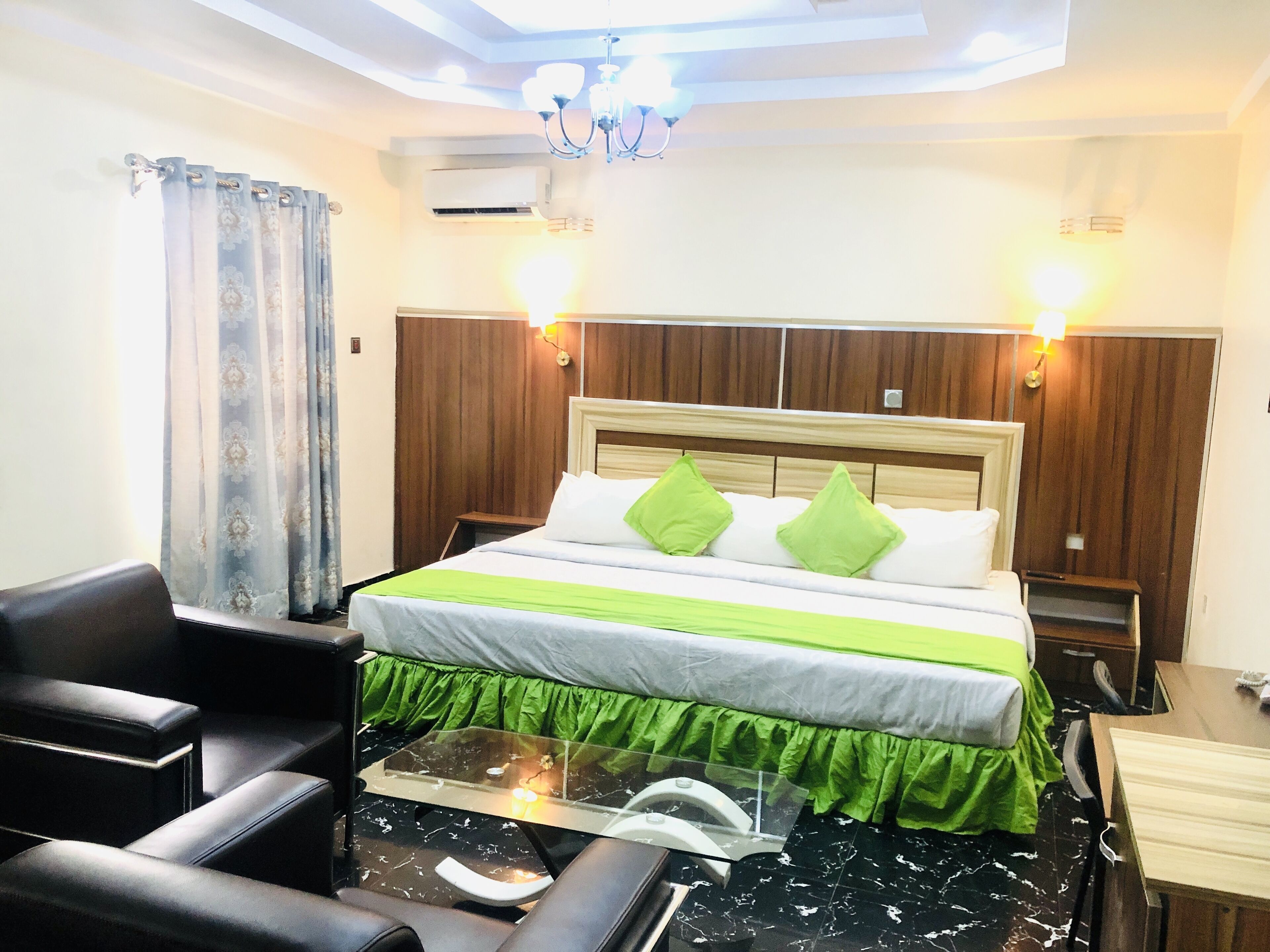 Minibar, bureau, accès au Wi-Fi (inclus), literie fournie