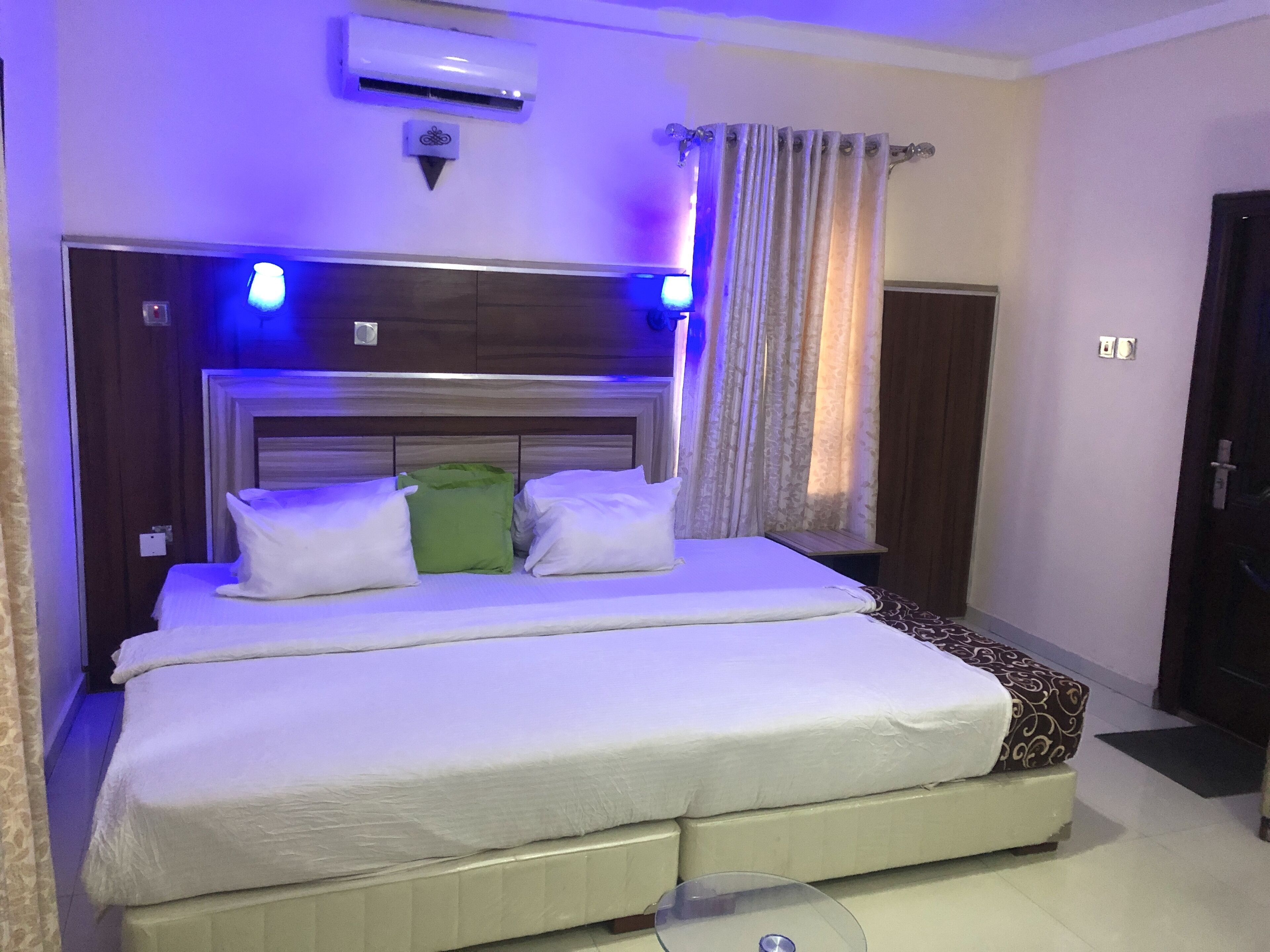 Minibar, bureau, accès au Wi-Fi (inclus), literie fournie