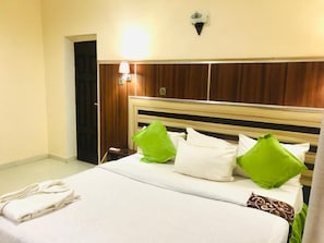Minibar, escritorio, wifi gratis y ropa de cama