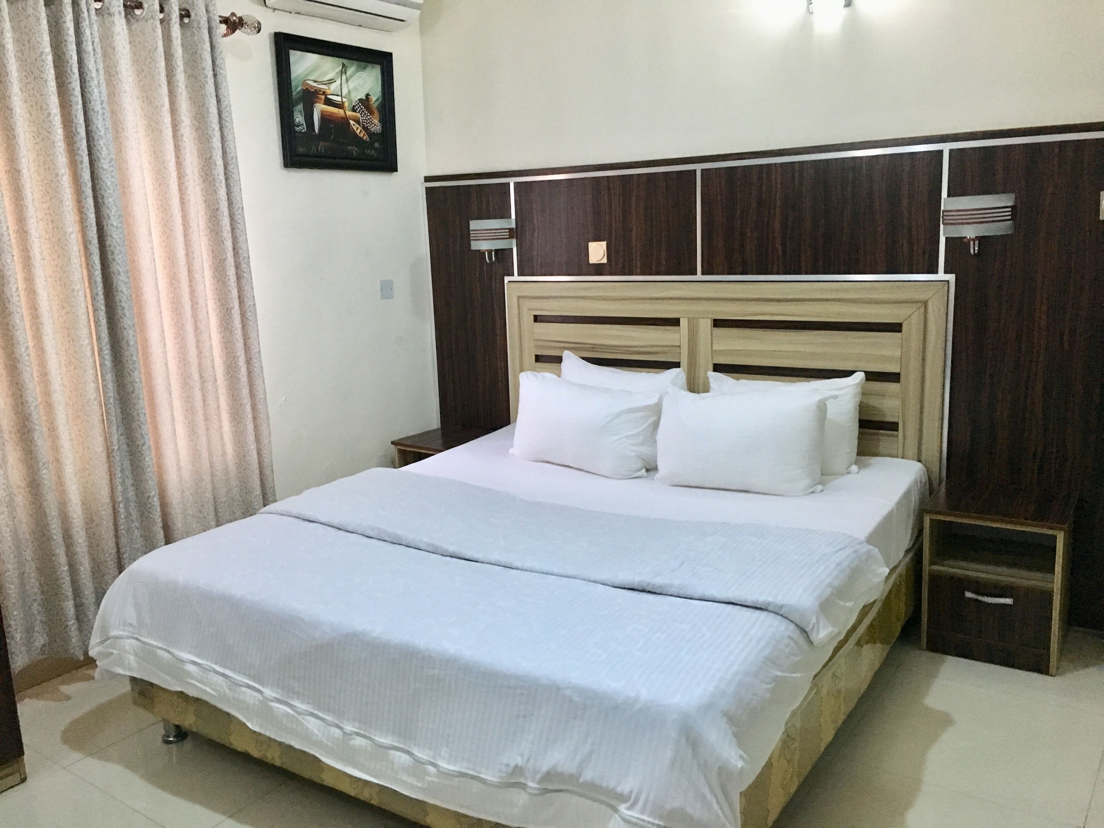 Minibar, bureau, accès au Wi-Fi (inclus), literie fournie