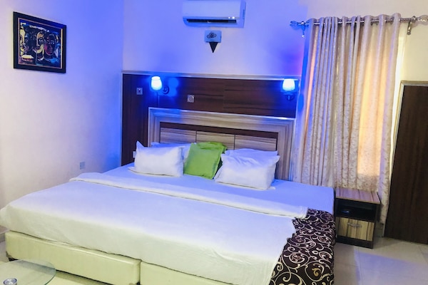 Minibar, desk, free WiFi, bed sheets