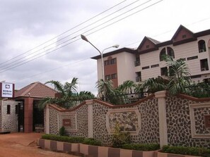 A hotel with a stone facade, multiple floors, and a sign indicating it is a hotel. - Roban Hotel Enugu (Enugu)