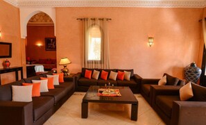 Villa Luxe, 6 chambres, piscine privée | Salle de séjour | Télévision à écran plat