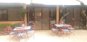 Breakfast, lunch, dinner served; local and international cuisine - Auberge Le Dakan (Mbour)