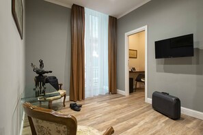 开间套房 | 迷你吧、客房内保险箱、办公桌、遮光窗帘