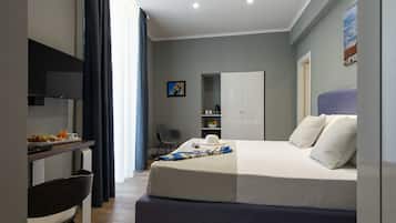 Minibar, caja de seguridad en la habitación y escritorio