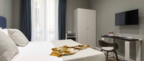 Minibar, caja de seguridad en la habitación y escritorio