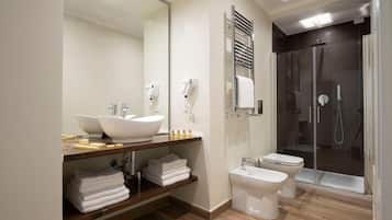 Shower, rainfall showerhead, free toiletries, hair dryer