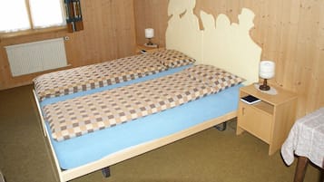 Double Room, Shared Bathroom | Wi-fi percuma, cadar katil
