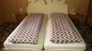 Double Room, Shared Bathroom | WiFi (free), bed sheets