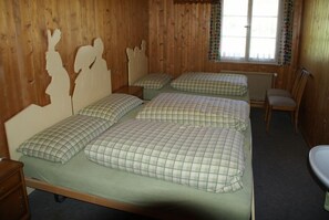 Dreibettzimmer, Gemeinschaftsbad | Kostenloses WLAN, Bettwäsche