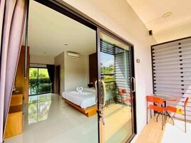 Habitación estándar doble | Zona de estar | Una televisión LCD