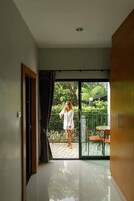 Habitación estándar doble | Zona de estar | Una televisión LCD