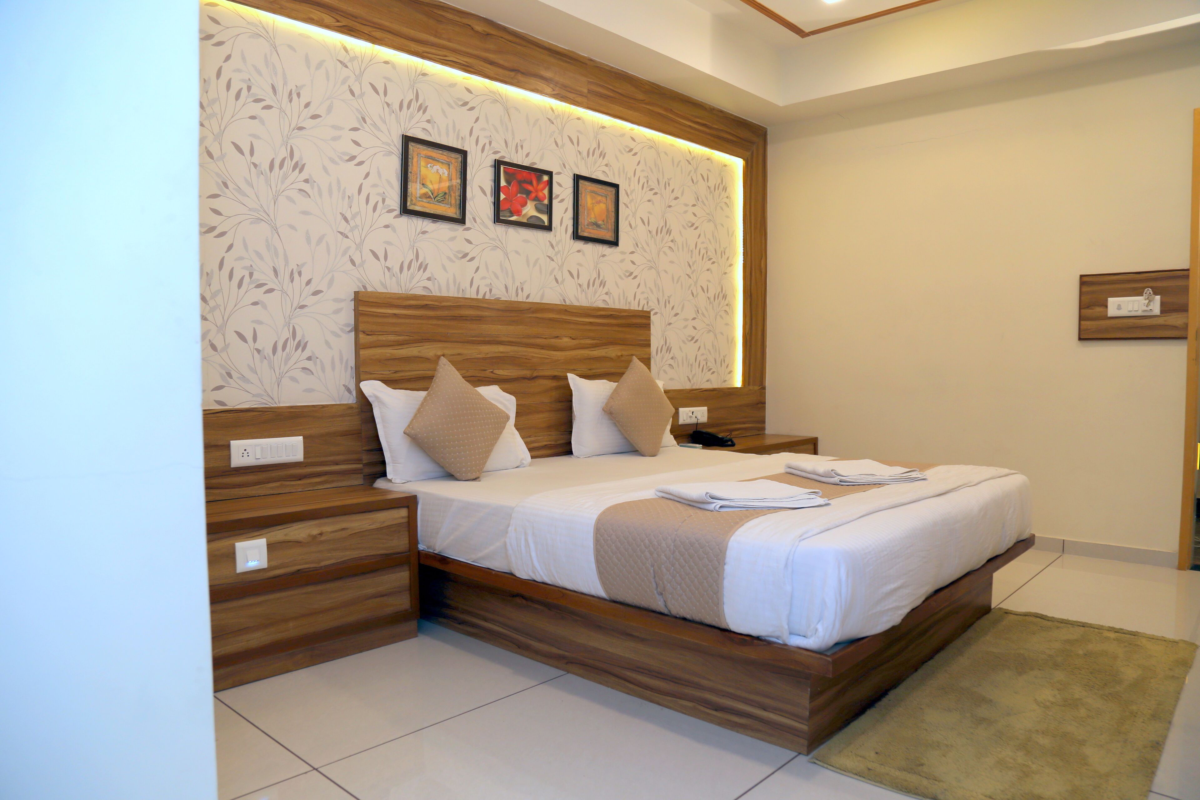 Deluxe Double Room | 1 bedroom, in-room safe, desk, rollaway beds (surcharge)
