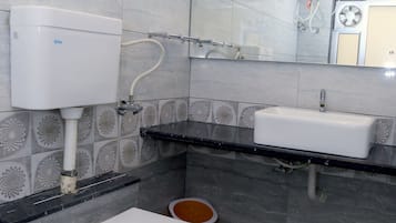 Deluxe Double Room | Bathroom | Shower, slippers, towels