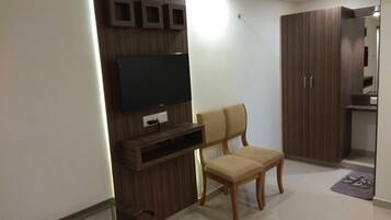 1 bedroom, in-room safe, desk, rollaway beds