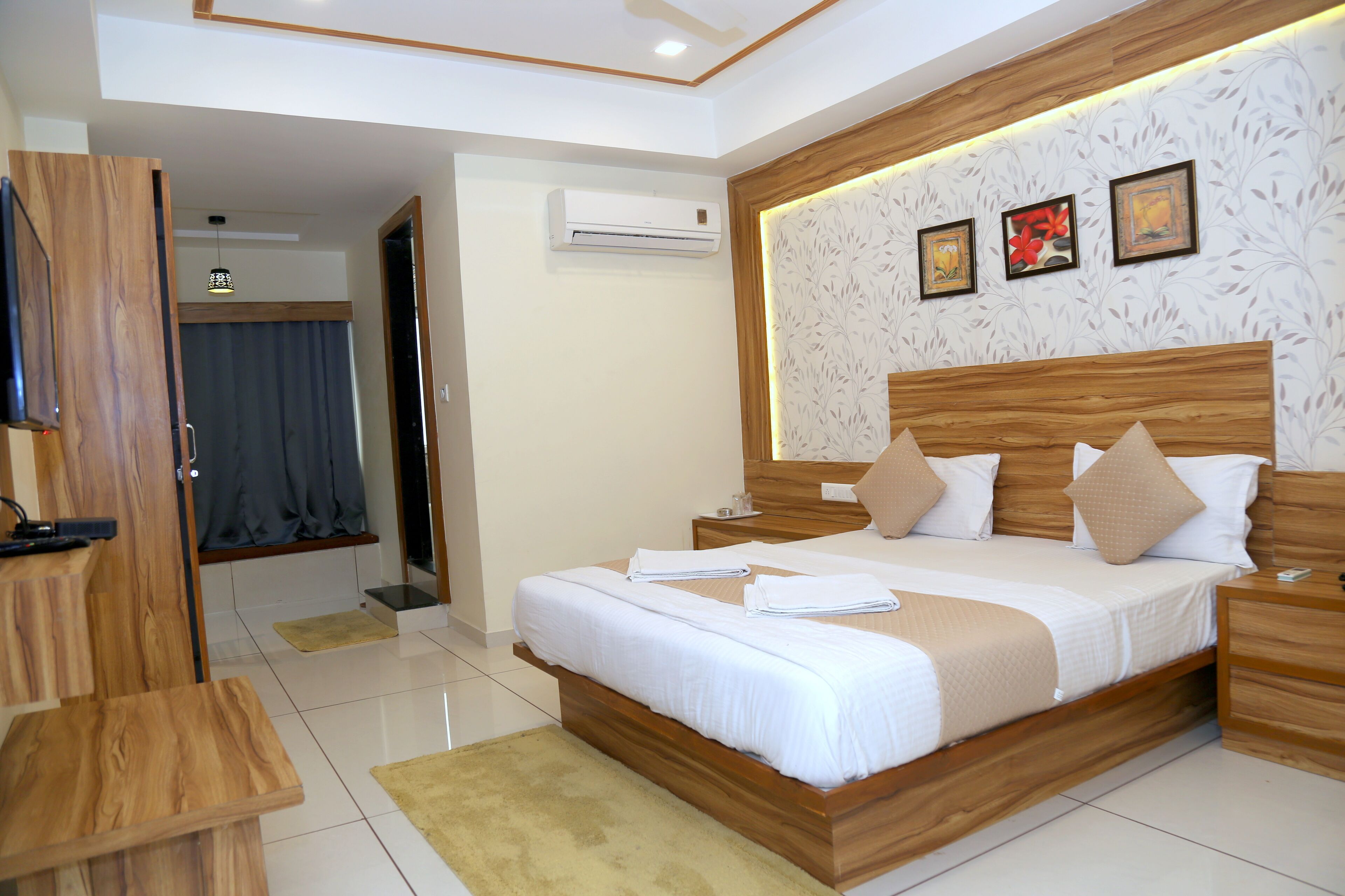 Deluxe Double Room | 1 bedroom, in-room safe, desk, rollaway beds