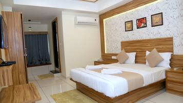 Deluxe Double Room | 1 bedroom, in-room safe, desk, rollaway beds