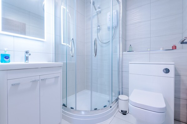 House (incl. cleaning fee) | Bathroom - Weaver House (Chester)