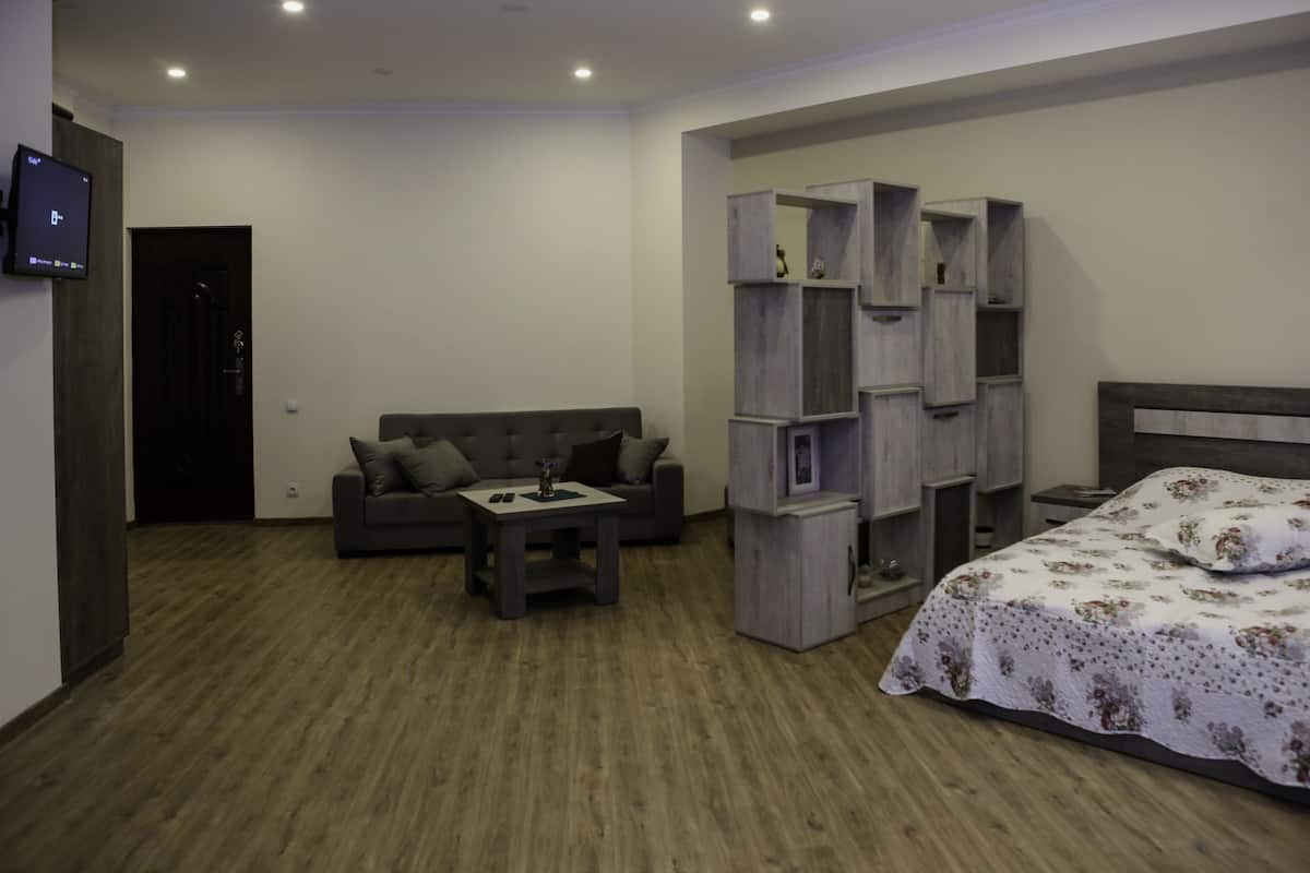 Business Apartment | Premium bedding, iron/ironing board, cribs (free), WiFi (free)
