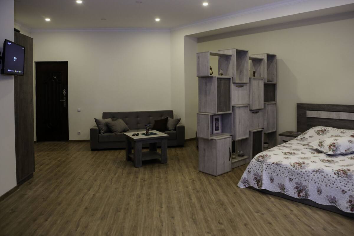 Business Apartment | Premium bedding, iron/ironing board, free cribs/infant beds, free WiFi