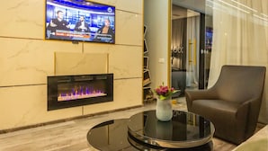 Business appartement | Woonruimte | Een lcd-televisie