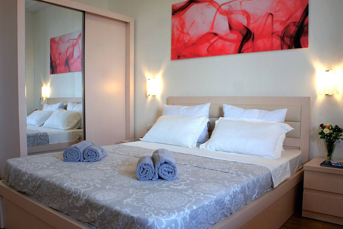 Business Double Room | Premium bedding, iron/ironing board, free cribs/infant beds, free WiFi
