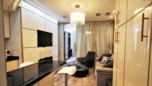 Business appartement | Woonruimte | Een lcd-televisie
