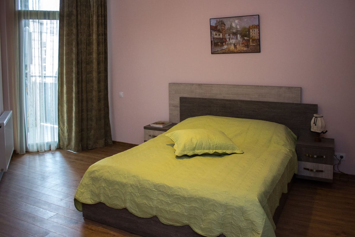 Business Double Room | Premium bedding, iron/ironing board, cribs (free), WiFi (free)