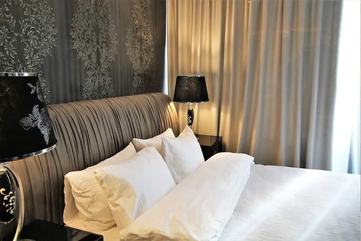 Business Apartment | Premium bedding, iron/ironing board, cribs (free), WiFi (free)