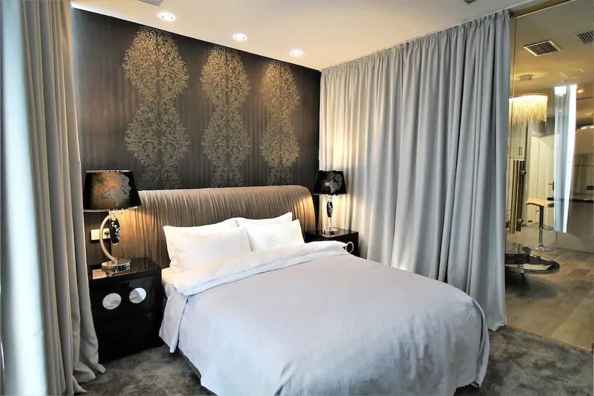 Business Apartment | Premium bedding, iron/ironing board, cribs (free), WiFi (free)