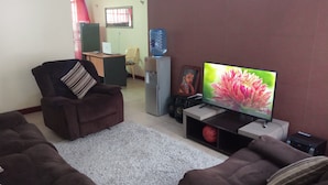 デラックス アパートメント 2 ベッドルーム | リビング エリア | 42 インチのスマートテレビ (デジタル放送視聴可)、テレビ、DVD プレーヤー