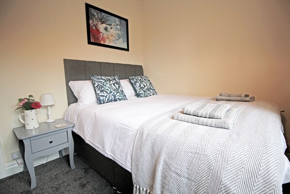 شقة (incl. cleaning fee) | أغطية فراش متميزة ومكواة/لوح كي وواي فاي مجانًا وملاءات أسرّة