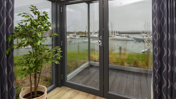 Superior Apartment | Desk, laptop workspace, blackout curtains, soundproofing - The Salt Lodge (Troon)