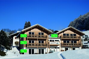 Un hotel de estilo chalet de madera, con varios balcones y un letrero que dice "Gästehaus".
