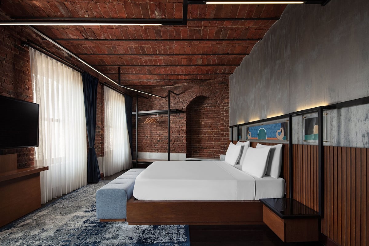 Suite, 1 trÚs grand lit et 1 canapé-lit, non-fumeurs | 1 chambre, literie de qualité supérieure, surmatelas, minibar