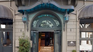L'entrada de DeCamondo Galata, amb un gran arc d'entrada, una planta en test i un cartell a la part superior.