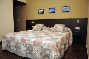 Minibaari, työpöytä, vuodevaatteet