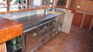Refrigerador con congelador, microondas, horno y parrilla de estufa
