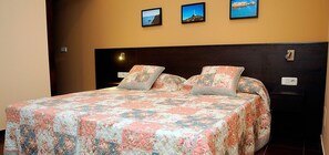 Frigobar, escrivaninha, roupa de cama