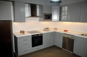 Geladeira grande, micro-ondas, fogão, cooktop