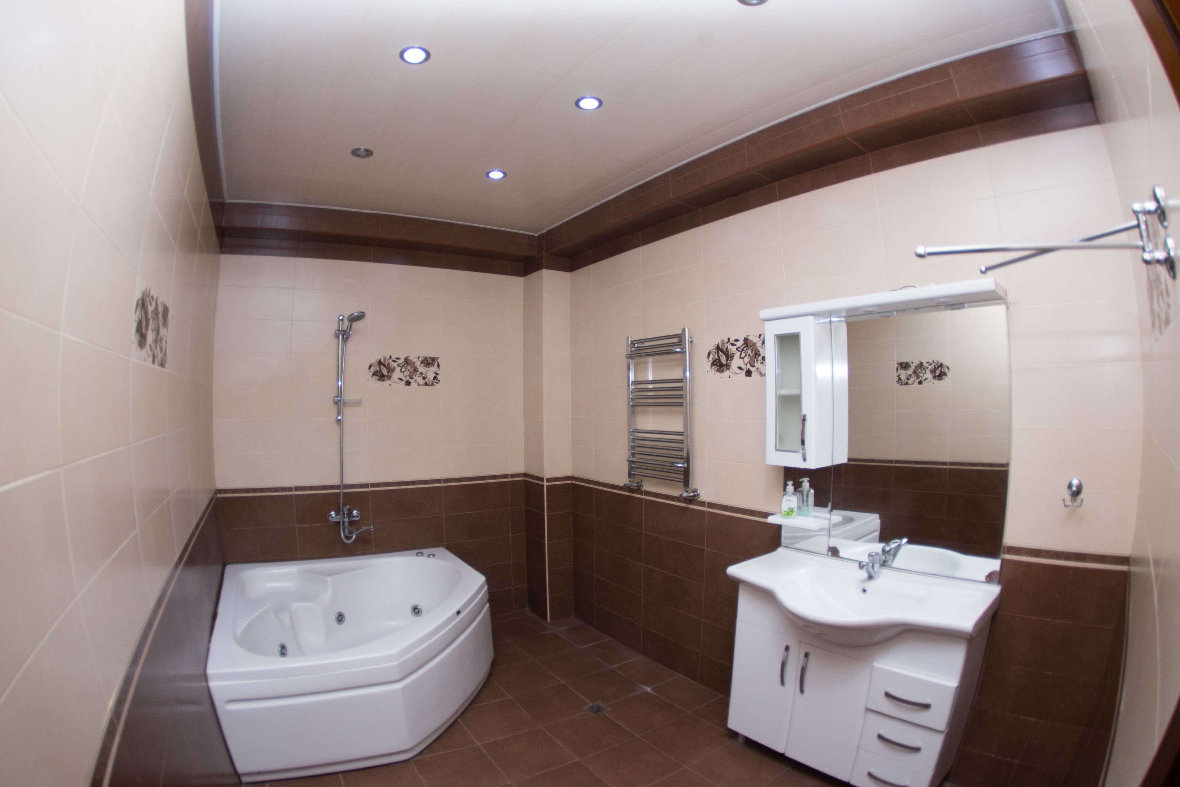 Apartamento conforto | Banheiro | Banheira, banheira de hidromassagem, secador de cabelo, chinelos