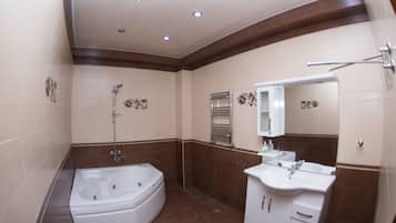 Apartamento conforto | Banheiro | Banheira, banheira de hidromassagem, secador de cabelo, chinelos