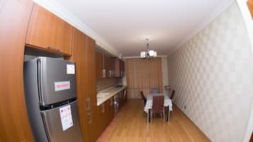Apartamento conforto | Cozinha privada | Geladeira grande, micro-ondas, cooktop, chaleira elétrica