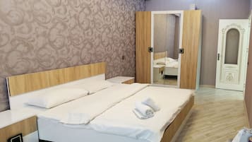 Apartment | Iron/ironing board, rollaway beds, free WiFi, bed sheets