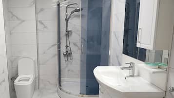 Apartamento | Banheiro | Chuveiro, secador de cabelo, chinelos, toalhas de banho